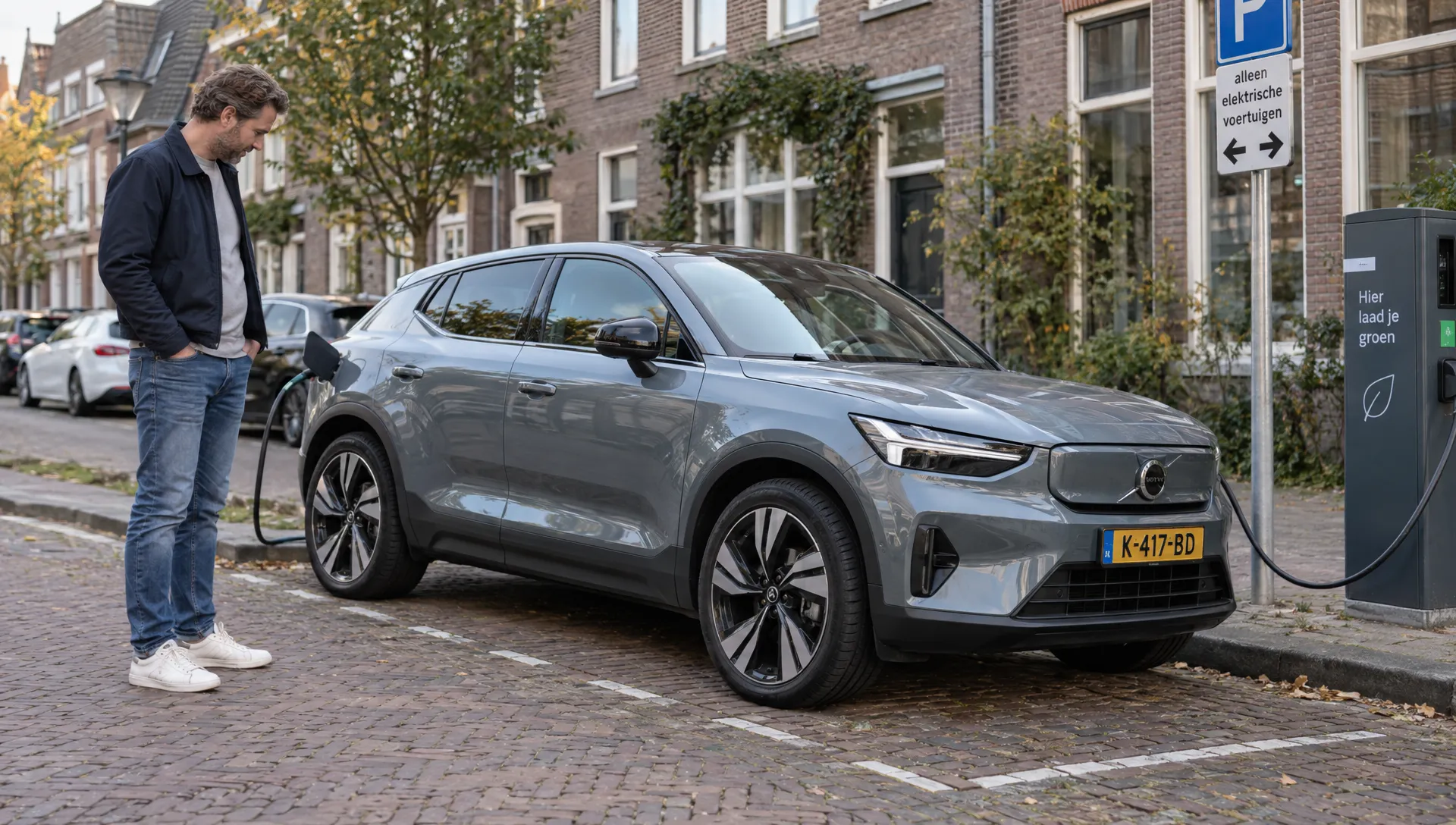 Een bestuurder bekijkt de wielen van een elektrische auto die bij een laadpaal staat.