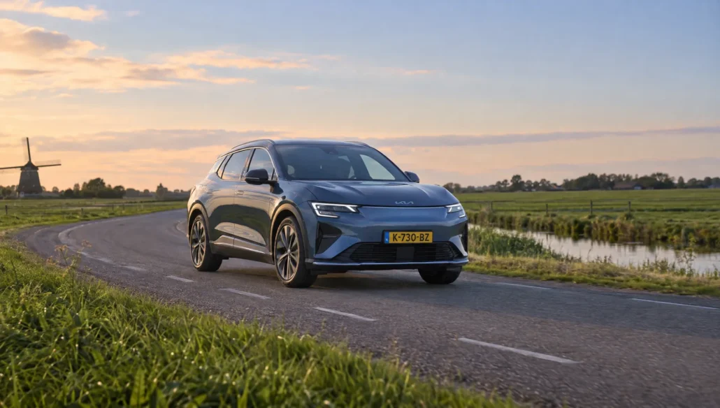 Een elektrische SUV rijdt over een polderweg met AEZ-velgen die bij dagelijks gebruik passen.