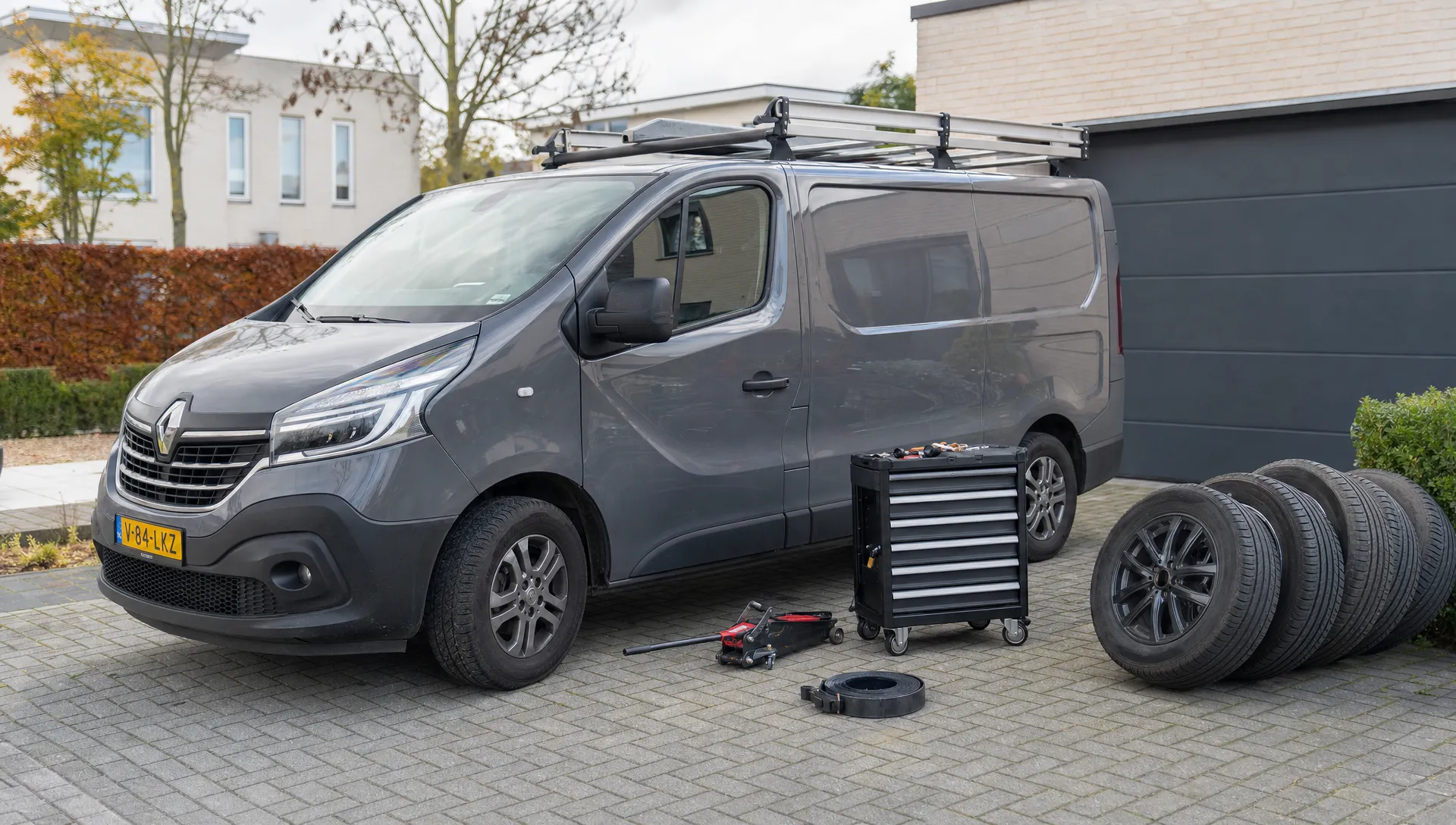 Een Renault Trafic uit 2020 staat op een oprit met een tweede set wielen klaar voor seizoenswissel.